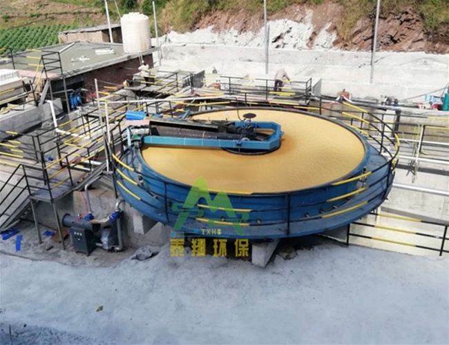 中心（xīn）轉動刮（guā）（吸）泥機